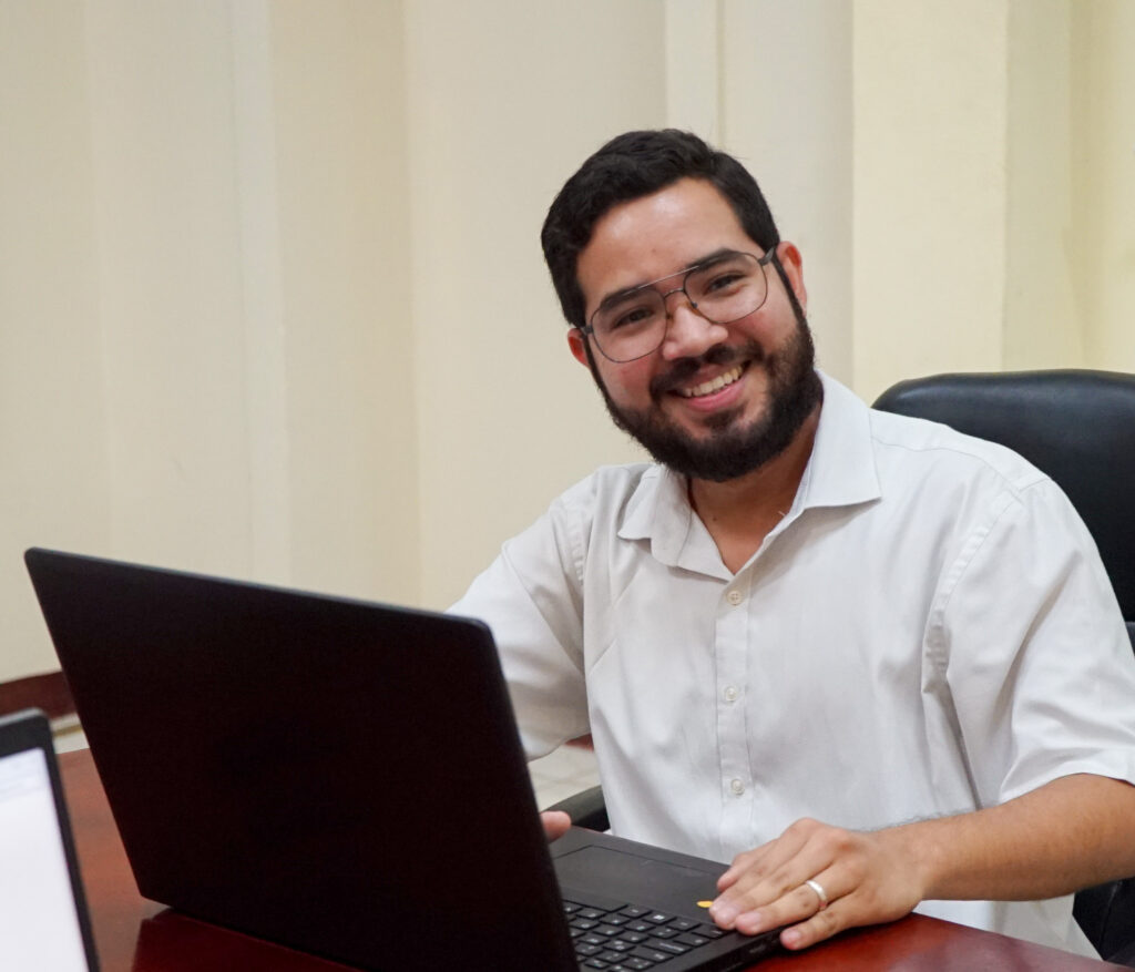 yo sonriendo en escritorio